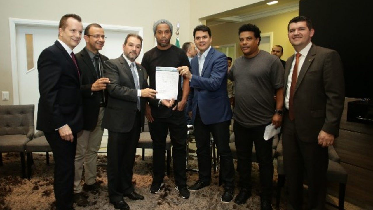 Brazil, Ronaldinho i hyn politikës; pritet të kandidojë për në Senat