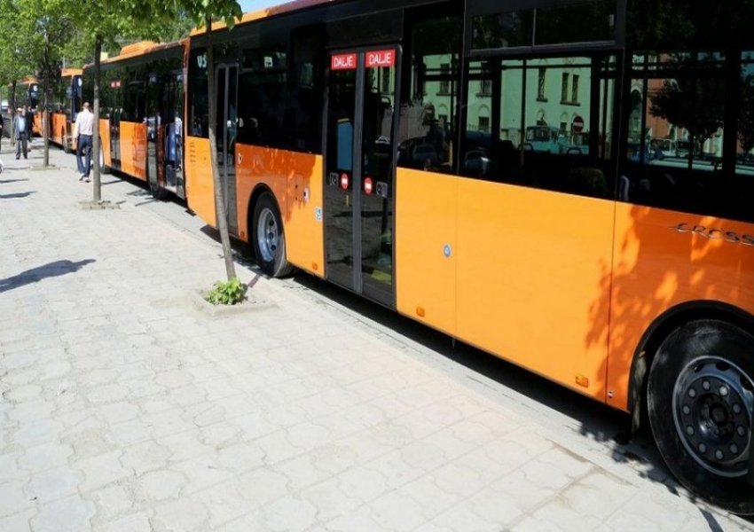 Gjen ish-bashkëjetuesen në stacionin e autobusit, i riu e kanos