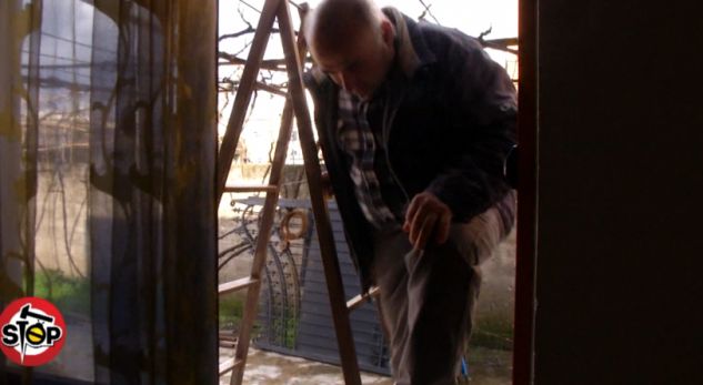 Derës i del pronari, banorët hyjnë në shtëpi nga dritarja