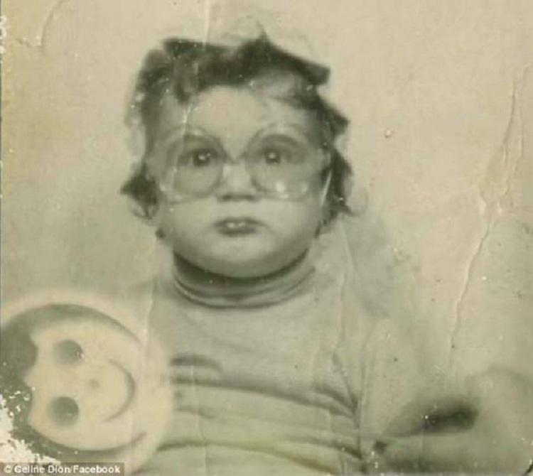 E gjeni dot cila është këngëtarja në foto? Sot është 50 vjeçe