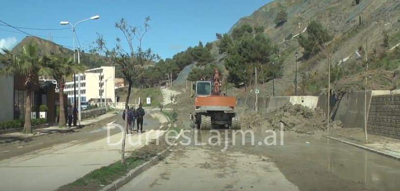 Nis zhbllokimi i rrugës në Currila nga balta, pezullohet mësimi në shkollat e përmbytura (VIDEO)