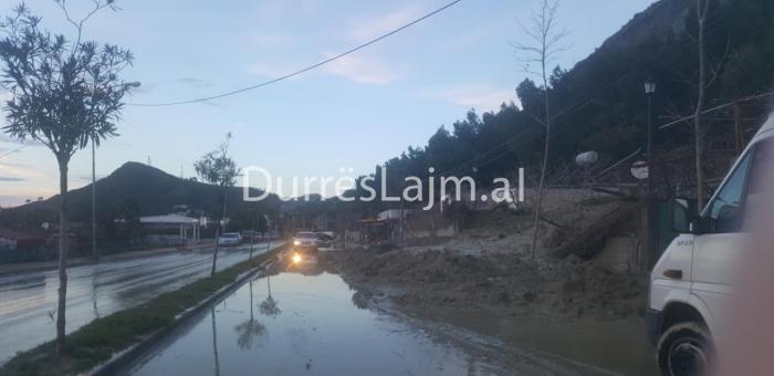 Rrëshqitjet e tokës lënë pas një situatë të frikshme në Currila (VIDEO)