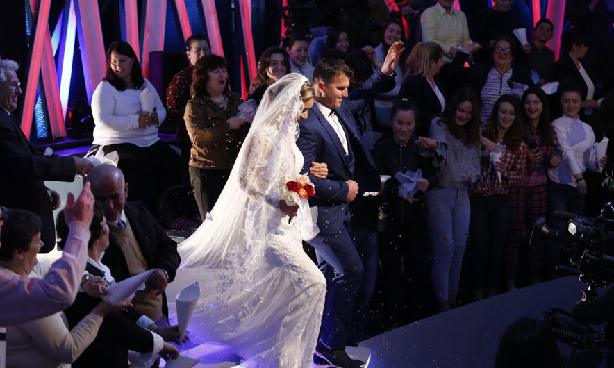 Nuk e ftoi shoqen e ngushtë në dasmë, martohet për herë të dytë vetëm për të (FOTO)