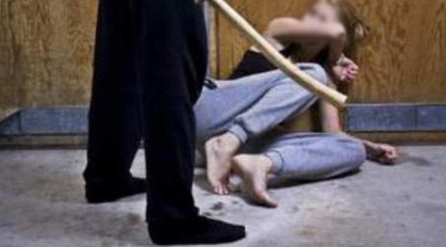 Dhunoi bashkëshorten dhe vjehrrën, arrestohet 25-vjeçari