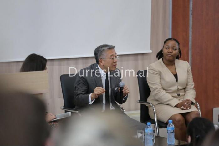 Ambasadori Lu përballë studentëve të Durrësit, thirrja që i drejton rinisë shqiptare (FOTO+VIDEO)