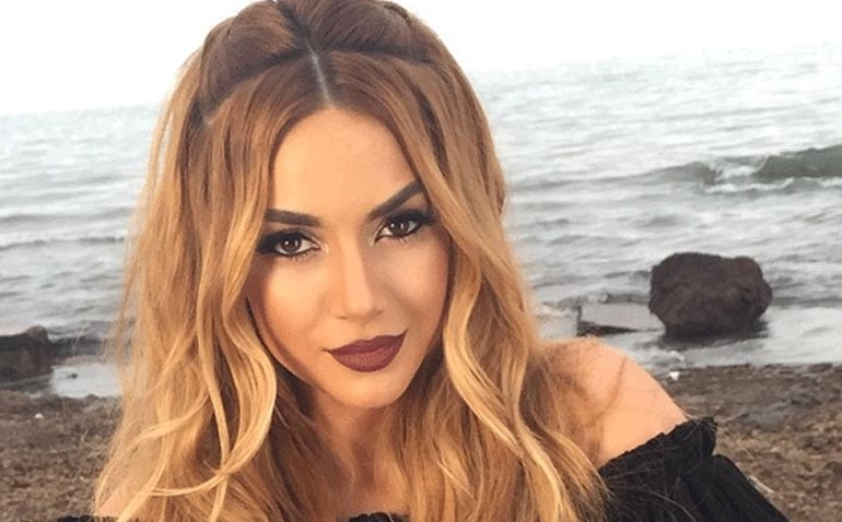 Elvana Gjata më natyrale se kurrë, shikoni si duket rrugëve të Tiranës (FOTO)