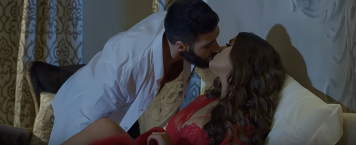 Enca në skena të forta erotike me një burrë të martuar në videoklipin e fundit