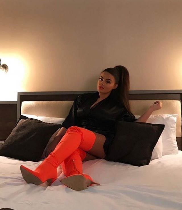 FOTO/ Kush është këngëtarja shqiptare që vishet me çizme floriri