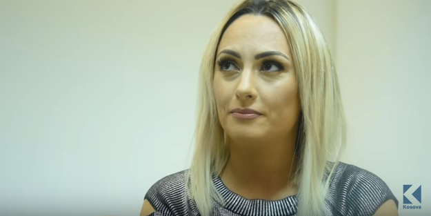 Eneda Tarifa i tregon gazetarit moshën kur humbi virgjërinë (VIDEO)