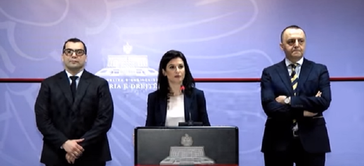 Grabitja e pronave, Qeveria pezullon regjistrimin e tokave në bregdet