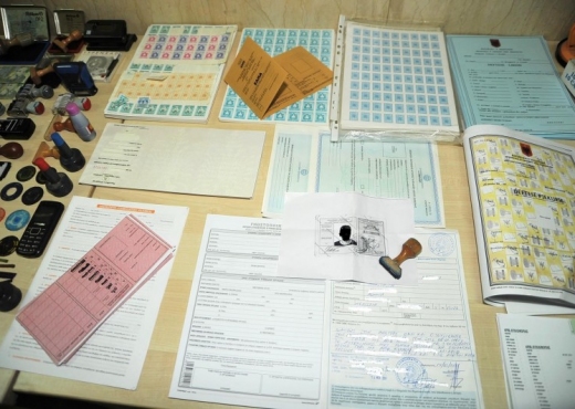 Falsifikonin dokumente, lihen në burg 3 prej të arrestuarve