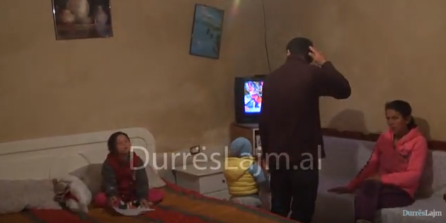 Pa të ardhura e të sëmurë/ Familja me 3 fëmijë të vegjël në Durrës përfundon mes 4 rrugëve (VIDEO)