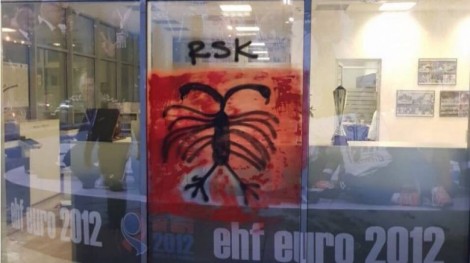 Flamur shqiptar dhe mesazhe të shkruara në xham, sulmohen ambientet e federatës serbe