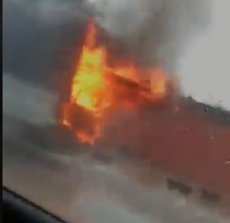 Furgoni shpërthen në flakë në mes të rrugës (VIDEO)