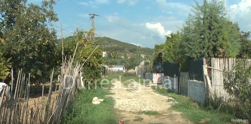 Konflikti mes vëllezërve për një gardh, që nuk po i jep zgjidhje asnjë institucion në Durrës (VIDEO)