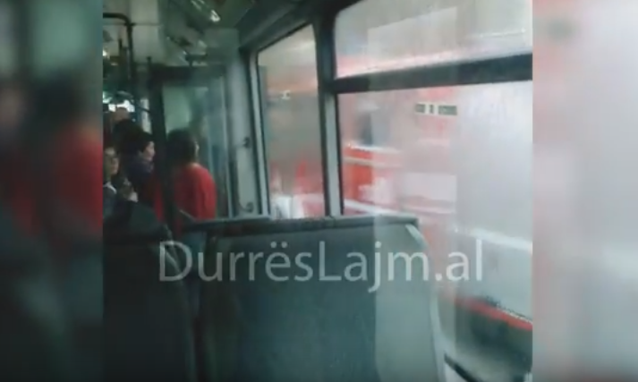 Skandal në Durrës/ Zjarrfikësit evakuojnë qytetarët nga autobusi i mbetur në mes të ujit (VIDEO)