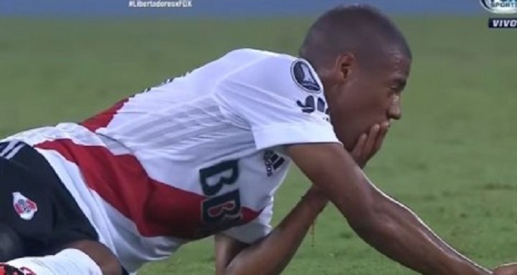 Goditja me bërryl që i theu dhëmbët lojtarit të River Plate (VIDEO)