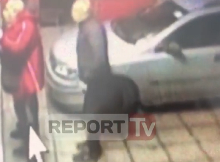 E frikshme, publikohen pamjet si grabitet marketi për 5 minuta (VIDEO)