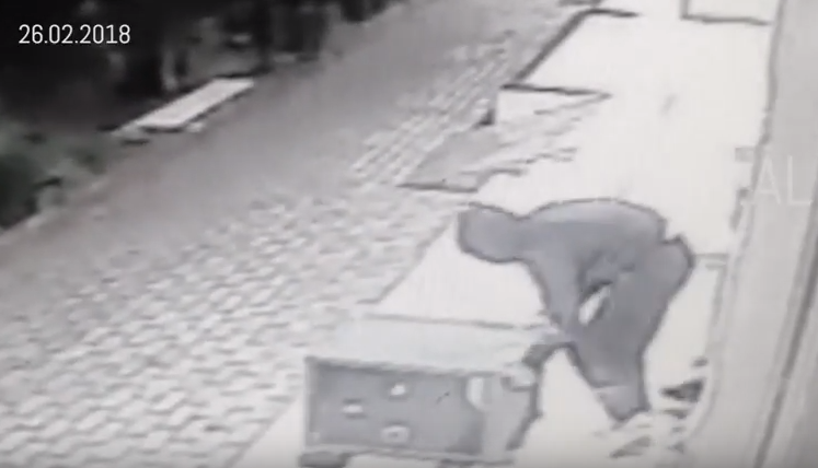 Grabitja spektakolare e kasafortës në mesnatë, me doreza dhe kapuçë (VIDEO)