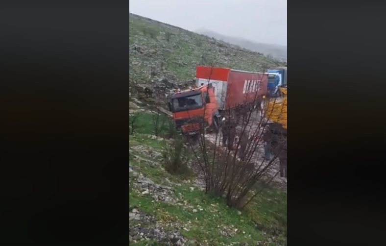 VIDEOLAJM/ Moti i keq, kamioni i tonazhit të rëndë del nga rruga