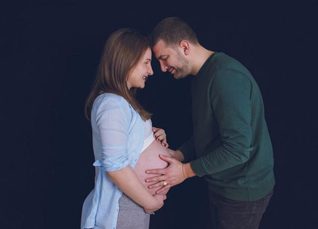 Këngëtari shqiptar bëhet baba për herë të parë, mesazhi për të birin