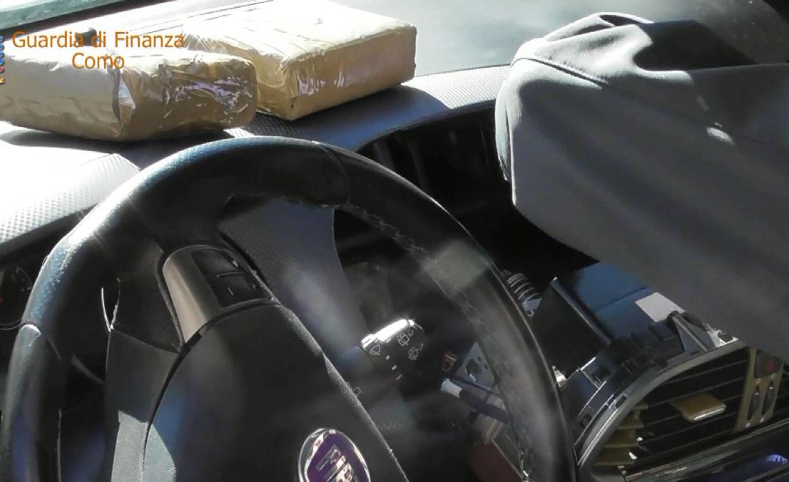 Fshehu kokainë në radion e makinës, arrestohet shqiptari