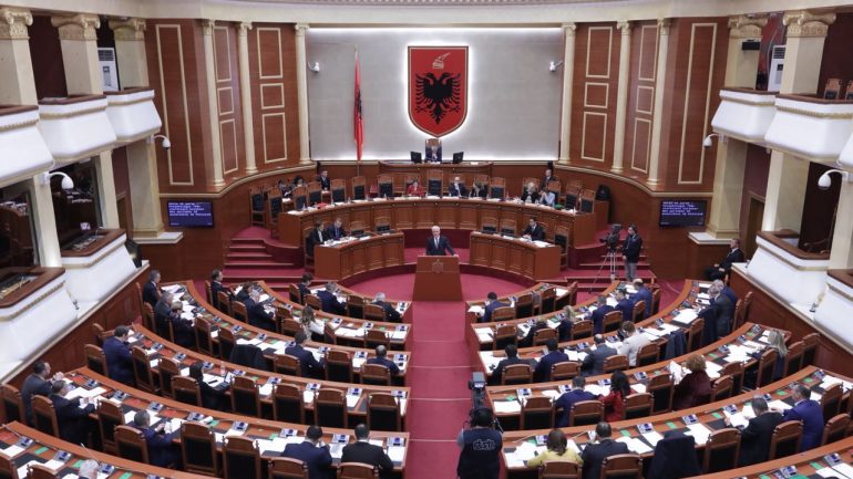 Nga higjiena deri tek rregullimi i tarracës, shpenzimet në miliona të Kuvendit