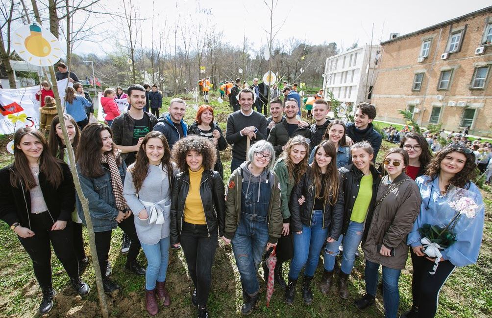 7 Marsi/ Dedikimi i Veliajt për ish-mësuesen kujdestare, bashkëshorten e aktorit të madh (FOTO)