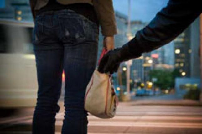 I marrin çantën nga dora në Durrës, autori ikën me para e syze dielli