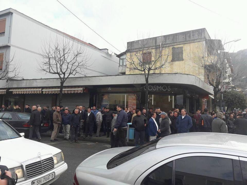 Mbështetësit e kryebashkiakut Frrokajt mblidhen sërish përpara policisë