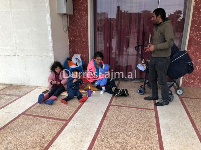 Familja në Durrës përfundon në rrugë/ Mes varfërisë, të ftohtit dhe sëmundjeve, kërkojnë ndihmën e të gjithëve (VIDEO)