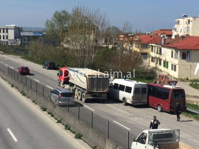 Aksident në autostradën Durrës-Tiranë