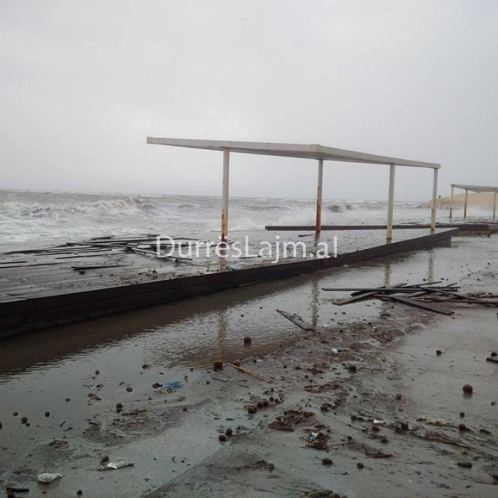 Dallgët shkatërrojnë një pjesë të shëtitores në Durrës (FOTO)