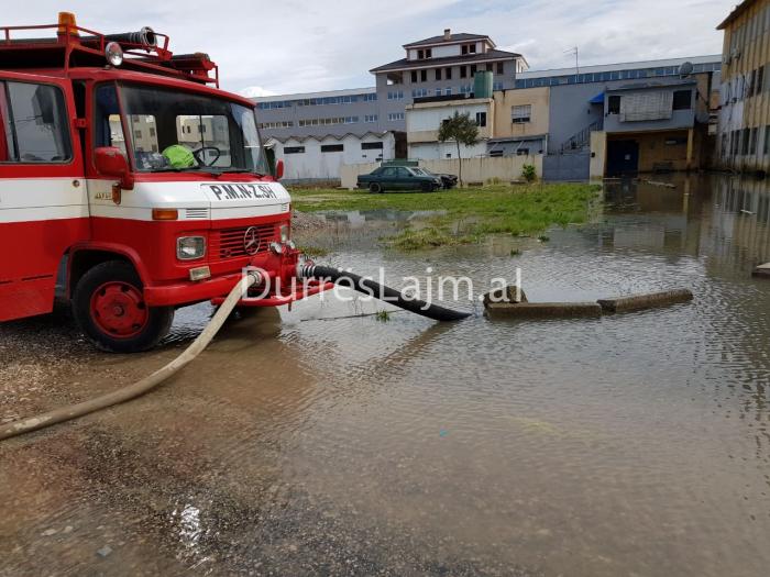 Zjarrfikëset “në luftë” me ujin në Shkozet (VIDEO)