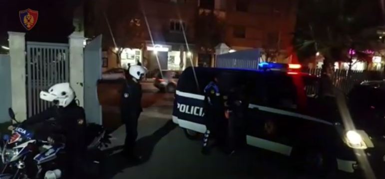 Grabitet me armë një makinë, dhunohen pasagjerët