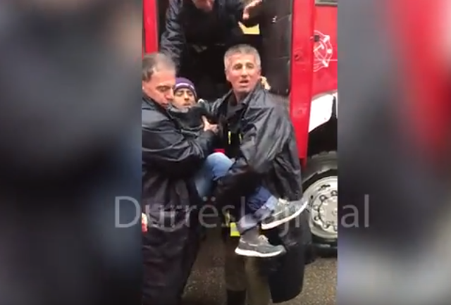 Peripecitë e të sëmurit në Durrësin e përmbytur, ambulanca fiket në rrugë (VIDEO)