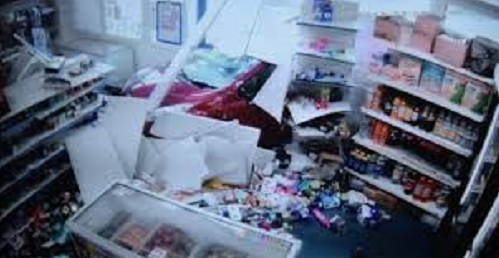 Aksident i rëndë në Durrës, makina futet brenda biznesit