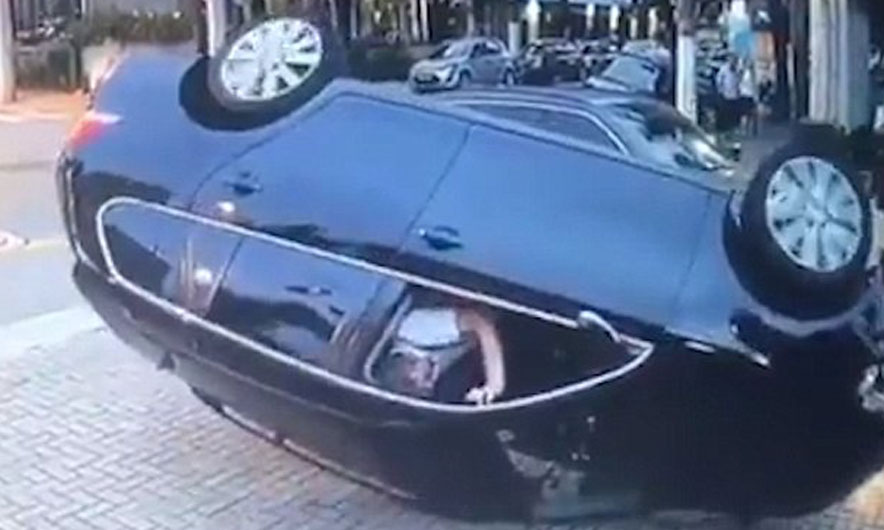 Një aksident i çuditshëm, përmbyset për… (VIDEO)