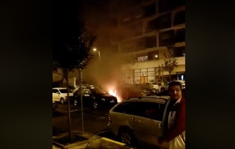 Makina përfshihet nga flakët në mes të rrugës (VIDEO)