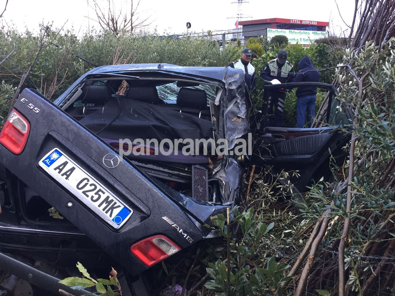 Shkatërrohet makina në aksident, 3 të plagosur, 1 në gjendje të rëndë