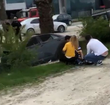 Aksidentohen 3 mjete në autostradën Tiranë-Durrës, njëri përfundon në kanal