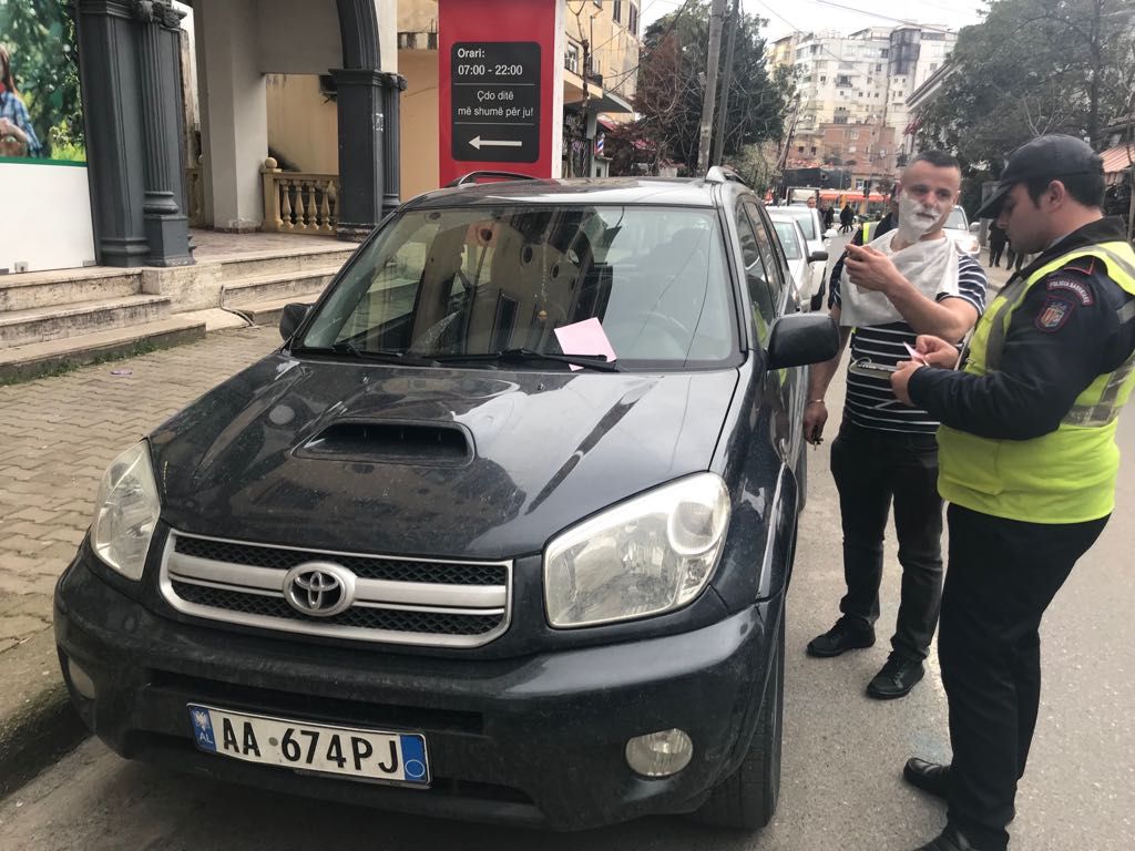 Kur policia të rruan më mirë se berberi!