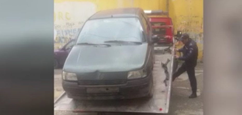 Policia aksion për zhvendosjen e 215 mjeteve të braktisura (VIDEO)