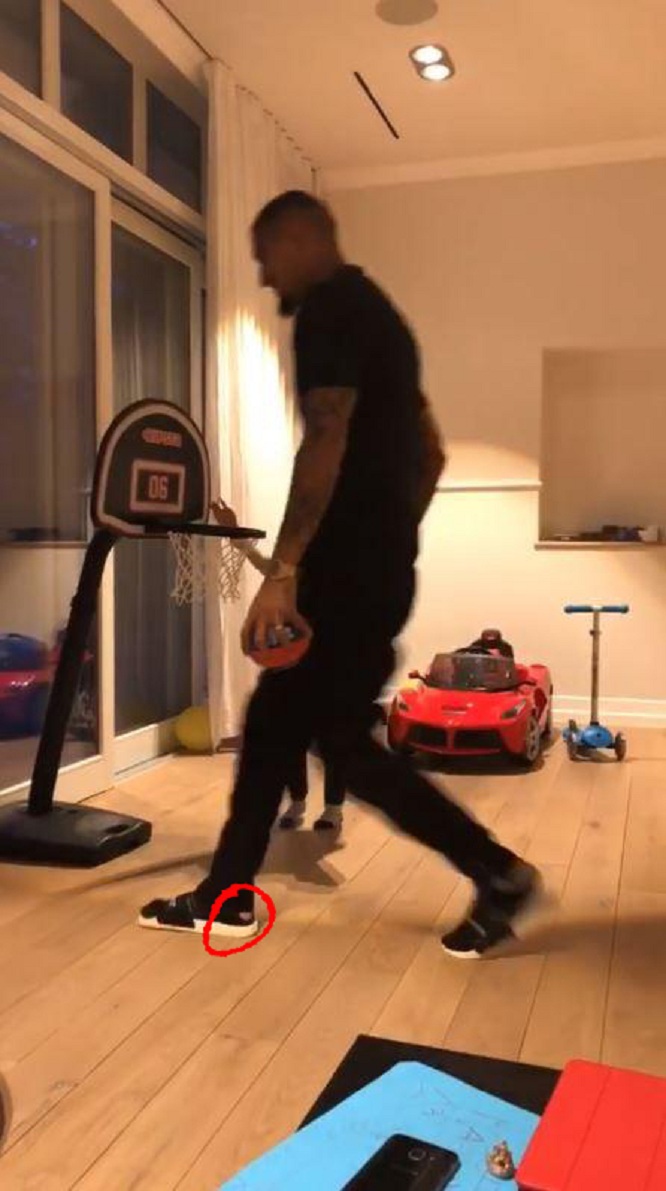 Melissa gjithnjë seksi, Boateng me çorape të grisura në shtëpi