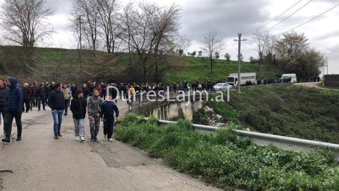Shijak, banorët marshim proteste për gjendjen e amortizuar të rrugës (FOTO)