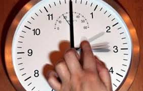 A do të ndryshojë ora të dielën? Parlamenti Europian nuk…