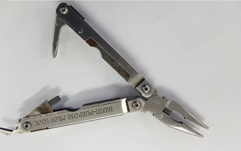 Tentoi të fuste një pajisje të ndaluar në burg, arrestohet gardiani (EMRI)