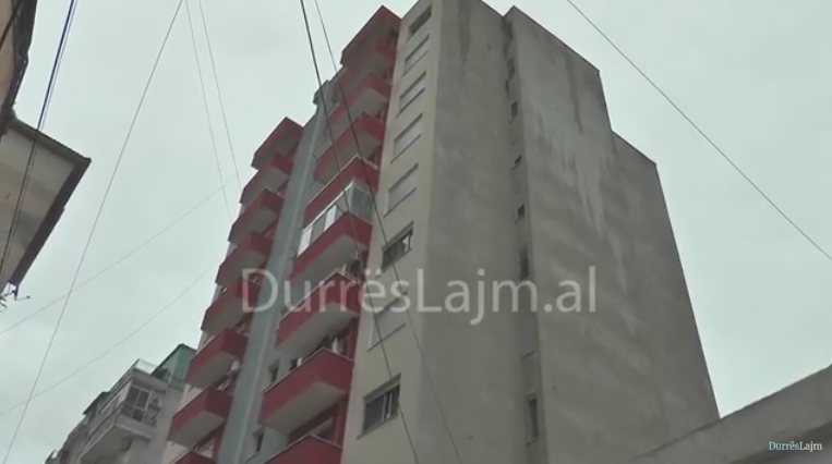 Kalvari 4-vjeçar i banorëve të një pallati në Durrës. Apartamentet janë shitur 2-3 herë! (VIDEO)