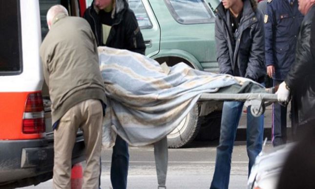 Bie aksidentalisht nga pallati në mes të Durrësit, vdes i moshuari