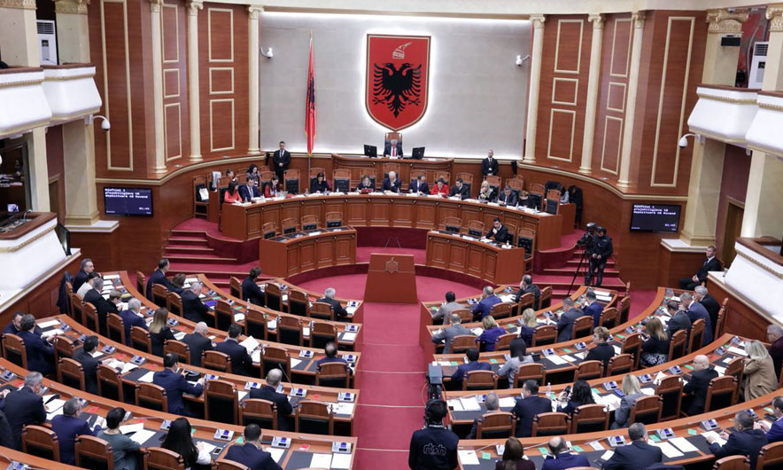 Kuvendi nis me një minutë heshtje për Agur Vrenozin